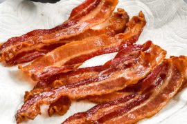 how-to-cook-bacon-in-the-oven-thin-plated-700×1050