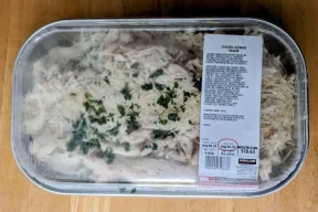 Costco-Kirkland-Deli<em>Chicken-Alfredo-Pasta</em>pan-lid-1024×745.jpg