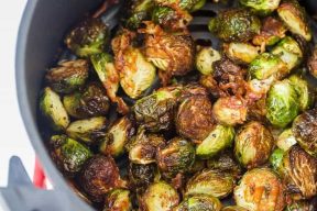 Easy-Crispy-Garlic-Parmesan-Air-Fryer-Brussel-Sprouts-1